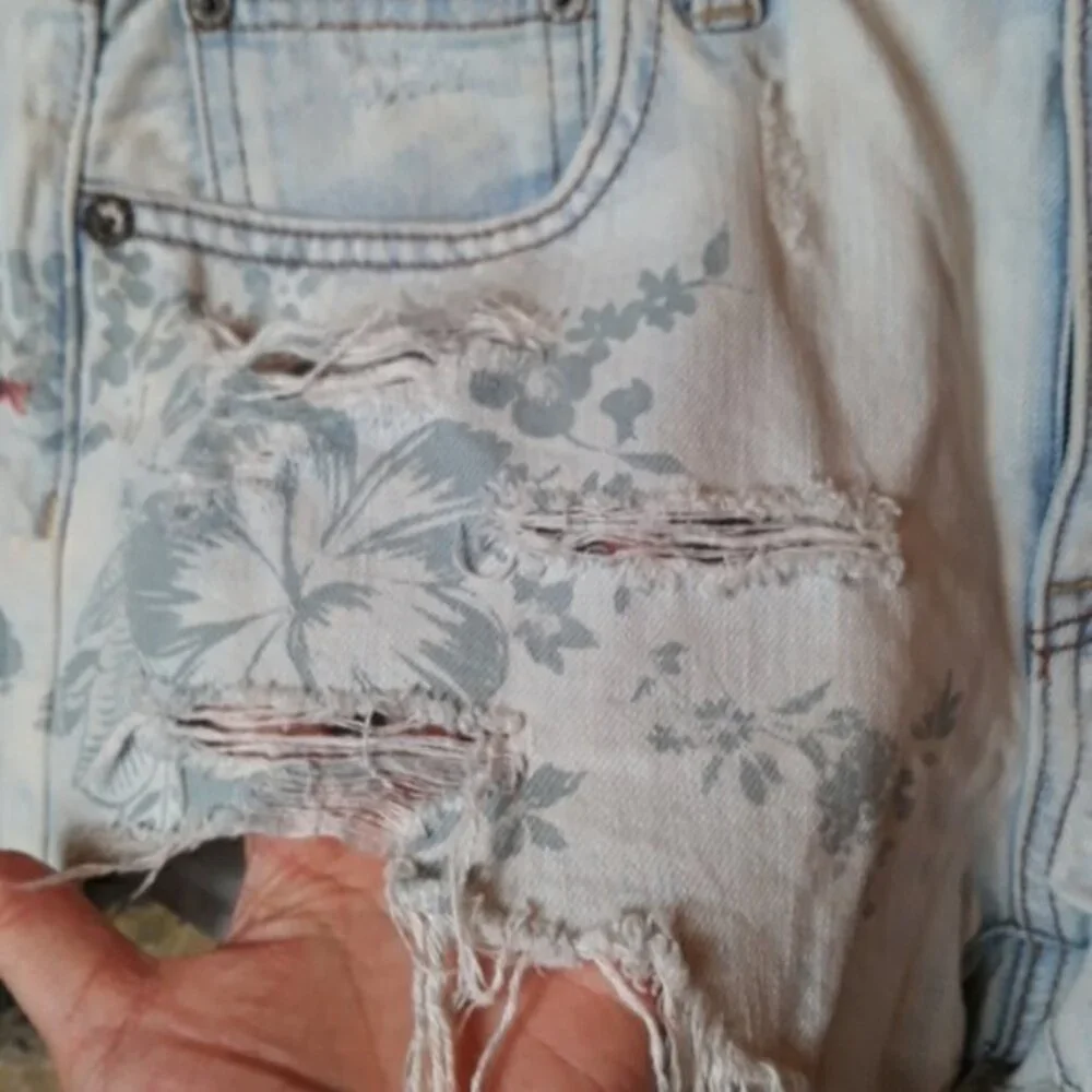 American Eagle Outfitters factory distress summer shorts sz 6 - Picture 4 of 9